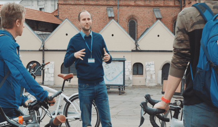 Krakow wycieczka rowerowa przed Starą Synagogą